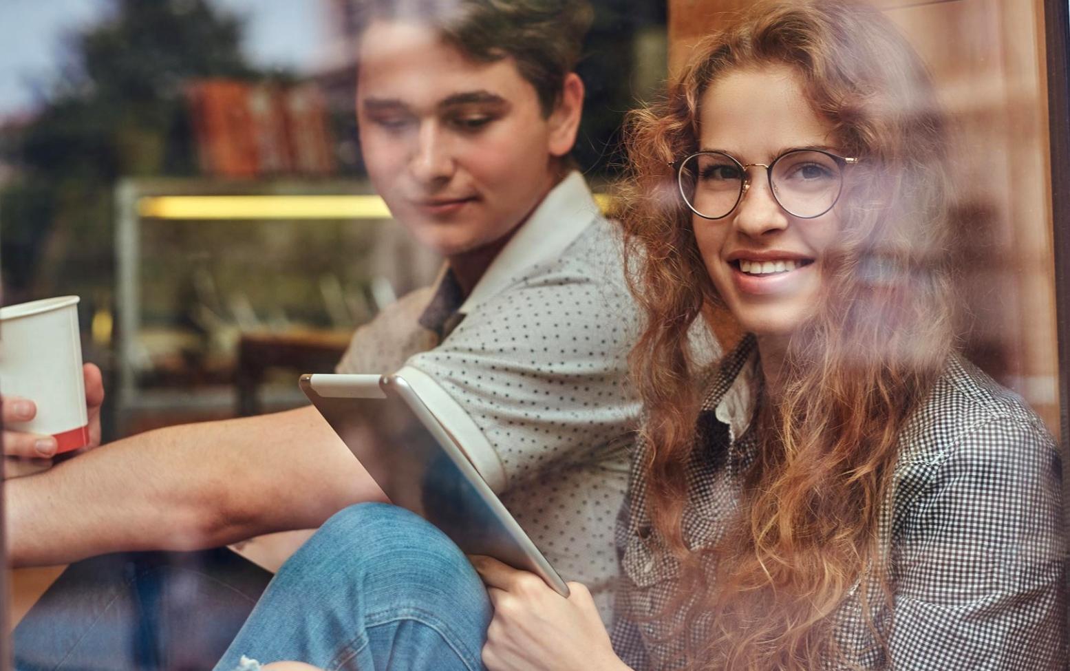 Équipe analysant des stratégies de développement d'entreprise